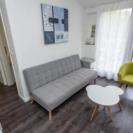 Bungalow Fur Bis Zu 4 Personen Im Campingpark Eifel *