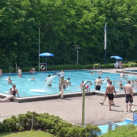Bungalow Fur Bis Zu 4 Personen Im Campingpark Eifel *